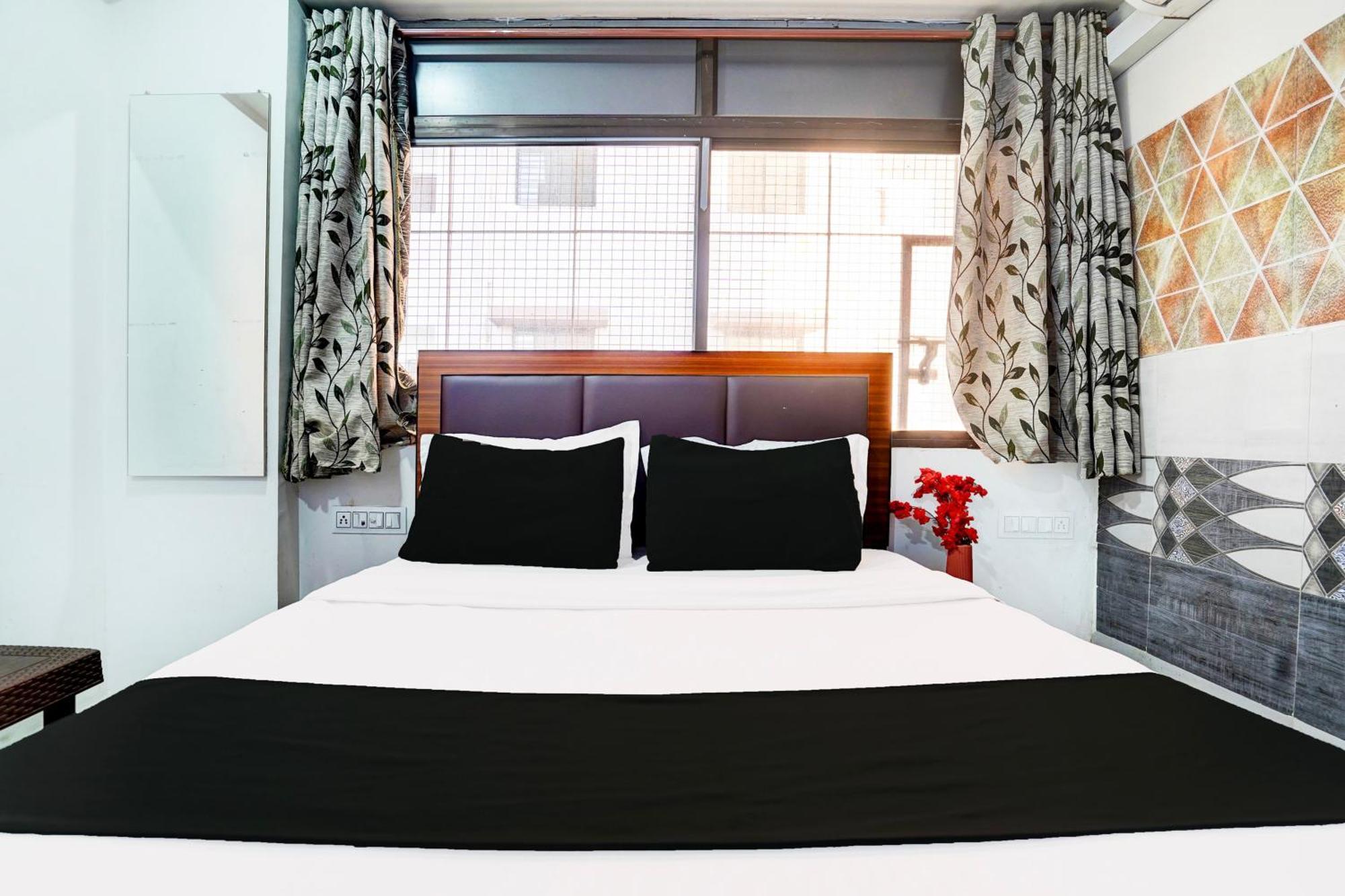 Super Hotel O Geeta Mandir Formerly Hotel Green Park Ahmedabad Luaran gambar